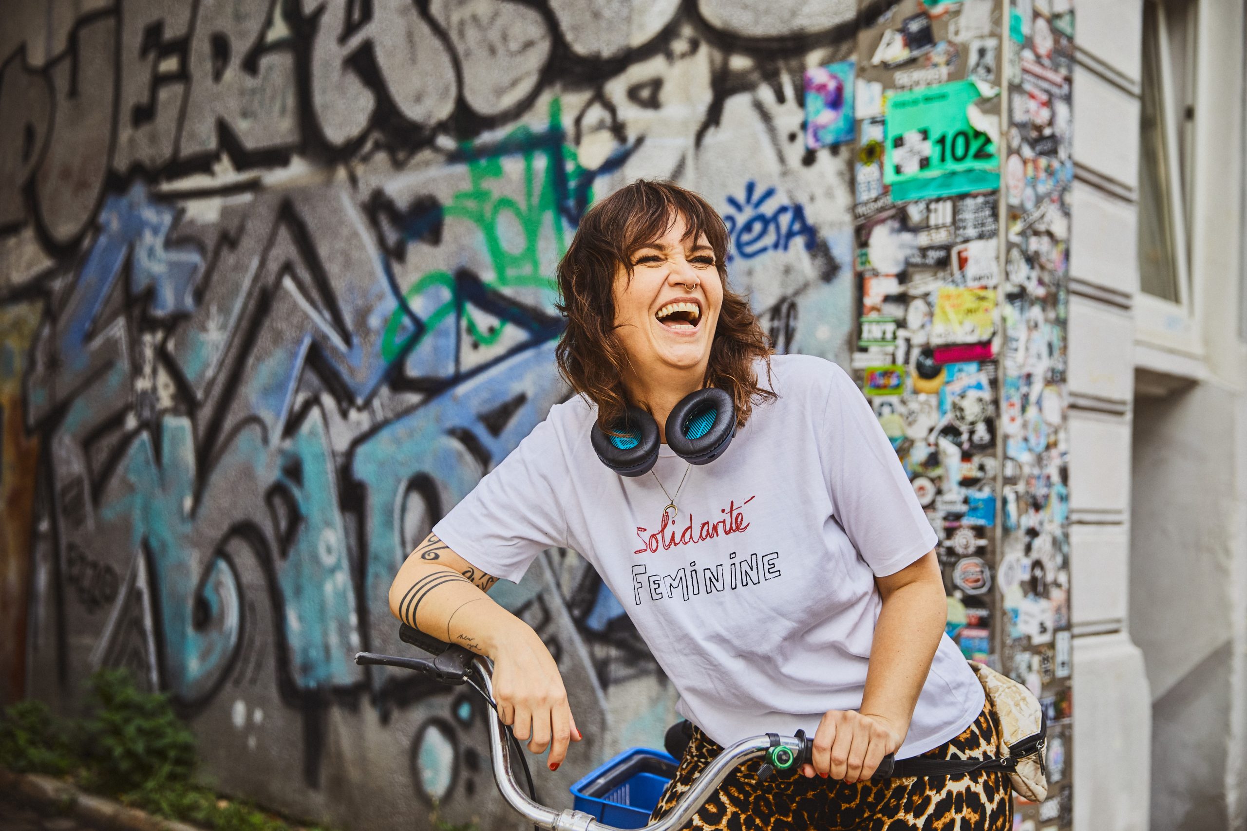 portraits_isas_bauchgefuehl_02_strasse-391_Julia-Schwendner-scaled